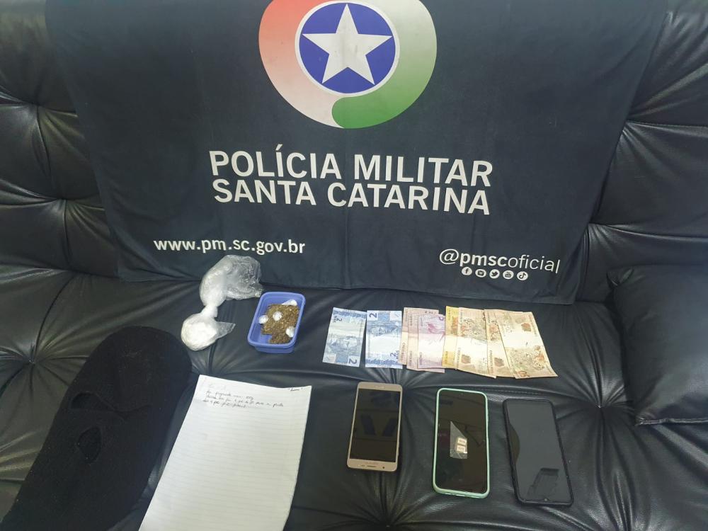 Barra Velha – Mulher é presa por homicídio e tráfico de drogas no bairro Quinta dos Açorianos