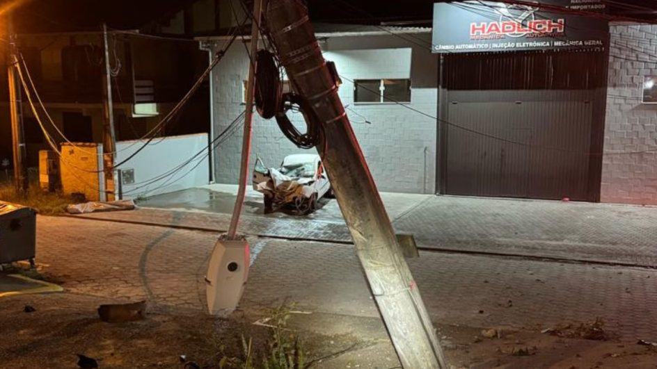 Jovem de 19 anos morre após bater de carro em poste e veículo pegar fogo em Blumenau