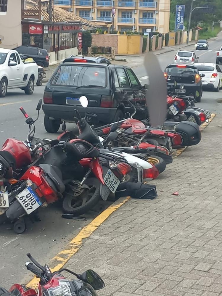 Penha – Motorista perde o controle de Uninho e colide contra nove motos próximo da entrada de serviço do parque Beto Carrero