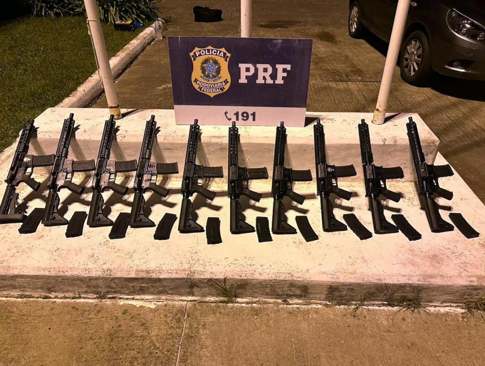 PRF apreende 10 fuzis escondidos no tanque e lataria de carro na BR-280 em Mafra