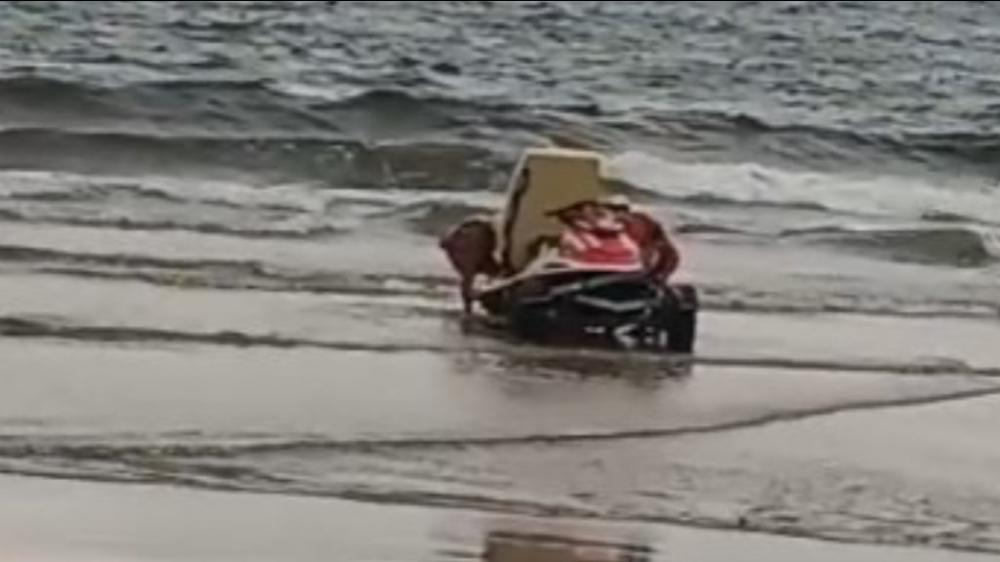 Bombinhas - Homem cai de costão e é resgatado por bombeiros após ficar à deriva na praia do Retiro dos Padres