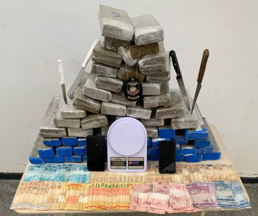 Balneário Piçarras: Dupla é presa em flagrante pela Polícia Civil com 53 quilos de maconha