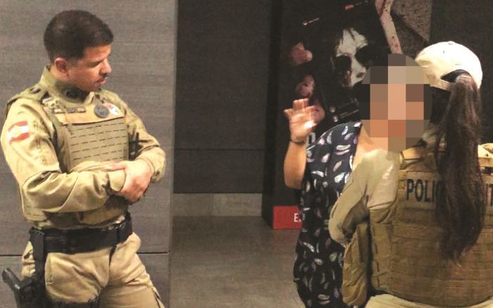 Mulher acusada de cometer injúria racial dentro de cinema em Balneário Camboriú é presa pela PM