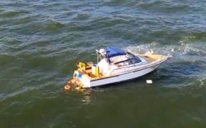 Penha - Barco naufraga próximo da Ilha Feia e deixa família à deriva por duas horas