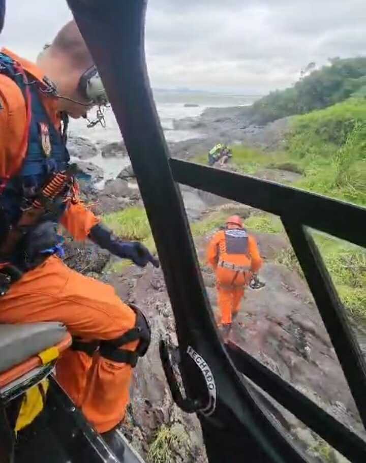Penha – Mulher de 26 anos é resgatada pelos bombeiros após sofrer mal súbito na Trilha da Praia da Galheta