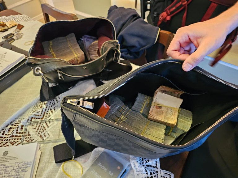 Operação Follow the Money da Receita Federal e PF cumpre mandados em Barra Velha, Itapoá, Camboriú e BC