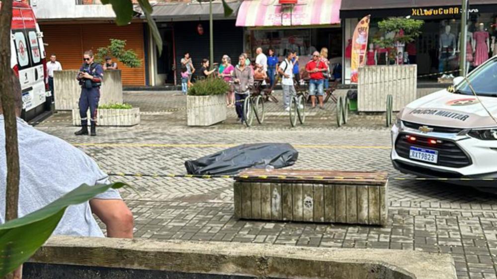 Morador de rua é morto com facada no pescoço no Centro de Joinville