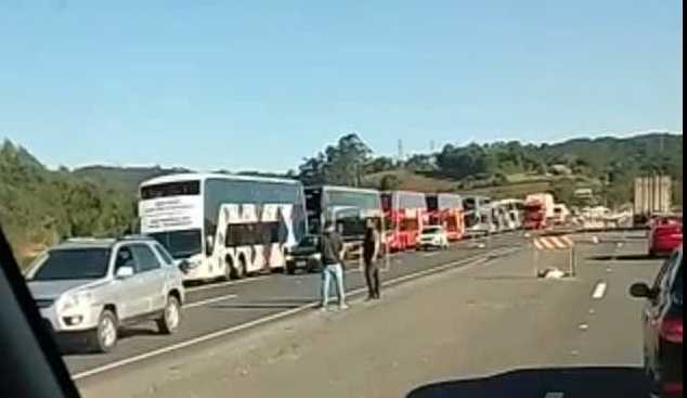 Motoristas de ônibus e vans de turismos fazem protestos pela retomada dos serviços