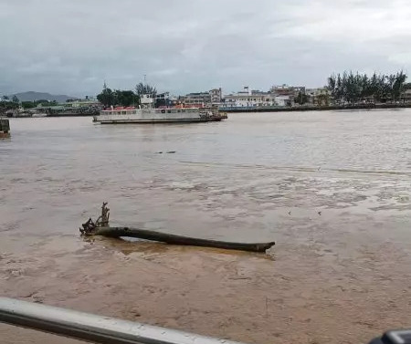 Ferry boat fica à deriva em travessia entre Itajaí e Navegantes