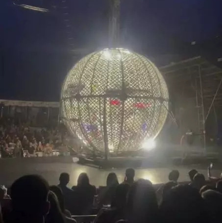 Motociclistas se acidentam em globo na morte no Mirage Circus em Balneário Camboriú