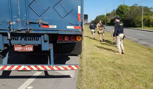 PRF recupera em Balneário Piçarras carreta roubada em Barra Velha