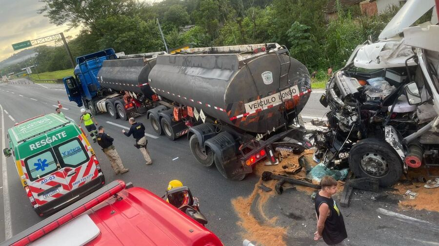 Acidente com três caminhões interdita a BR-101 e causa fila quilométrica em Garuva