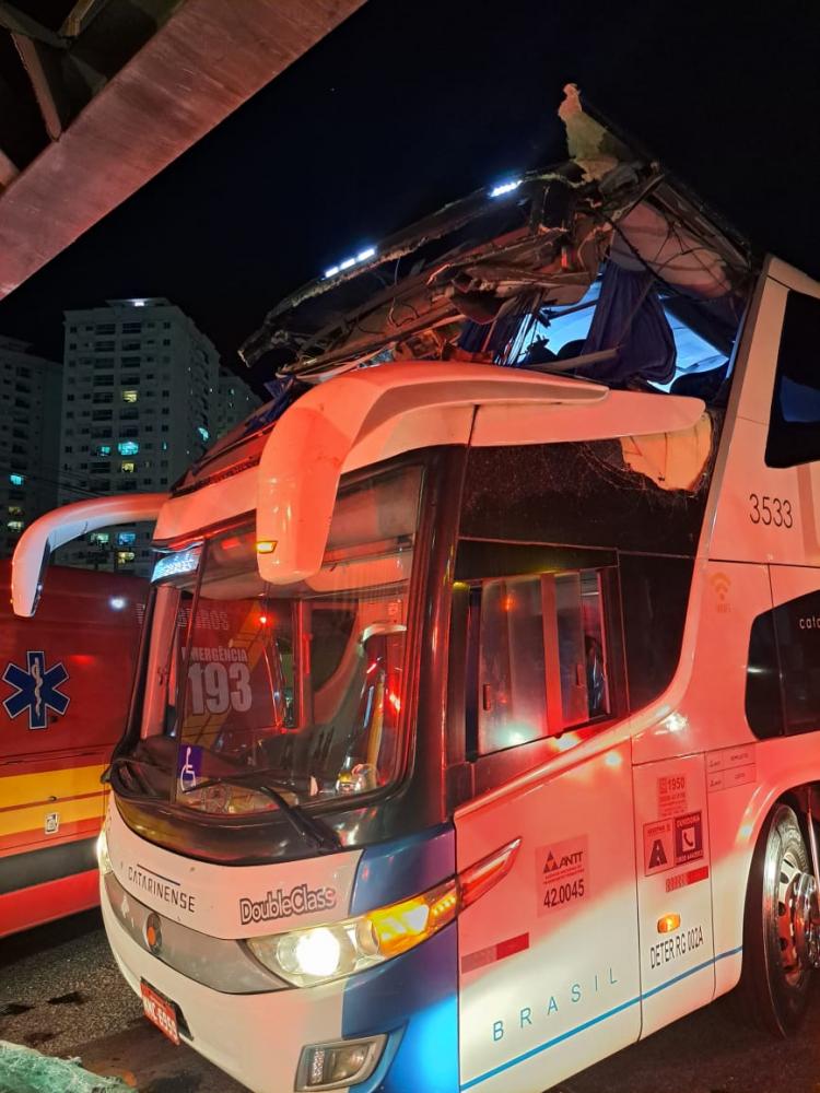 Itapema - Passageira é arremessada para fora de ônibus após colisão em viaduto