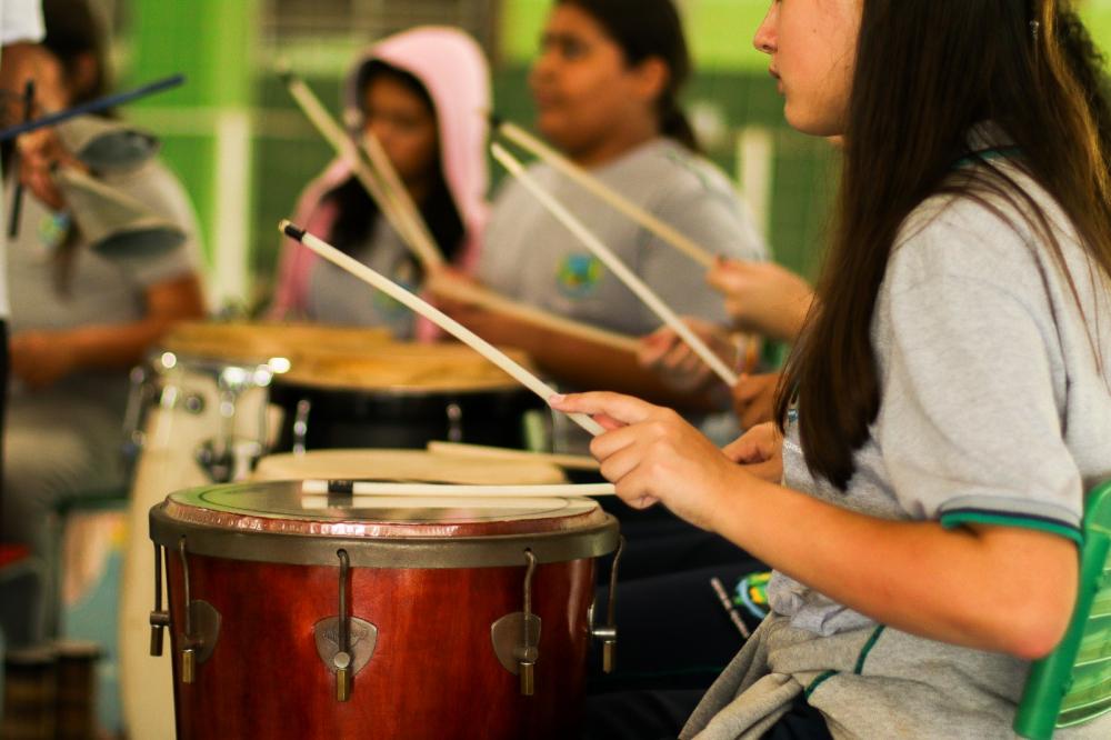 Estudantes de Balneário Piçarras aprendem sobre ritmos afro-brasileiros em oficinas de percussão