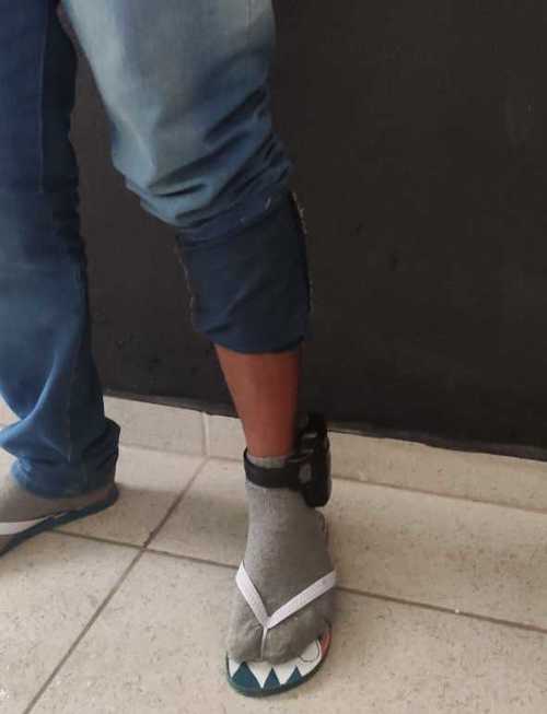 Navegantes: Jovem usando tornozeleira eletrônica é preso pela PM após roubar celular de mulher Centro da cidade