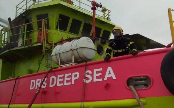 Navegantes - Barco pesqueiro pega fogo durante manutenção no bairro Volta Grande