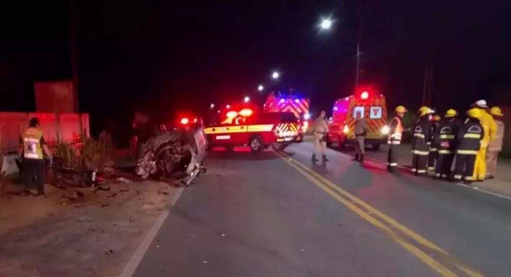 Duas pessoas morrem em acidente entre carro e moto em Timbó