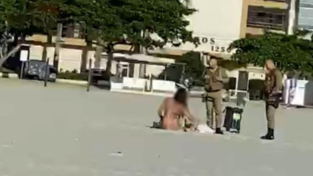 Mulher em surto é flagrada peladona na praia Central em Balneário Camboriú 