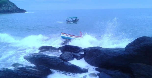 Penha: Pescador é resgatado após embarcação encalhar no costão do São Roque