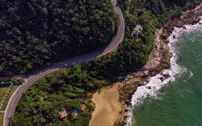 Vítima de assalto em Balneário Camboriú é deixada amarrada às margens da Avenida Interpraias
