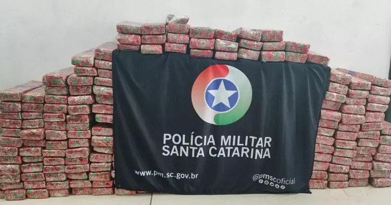 Mais de 200 quilos de maconha e um carro de luxo são apreendidos em Joinville