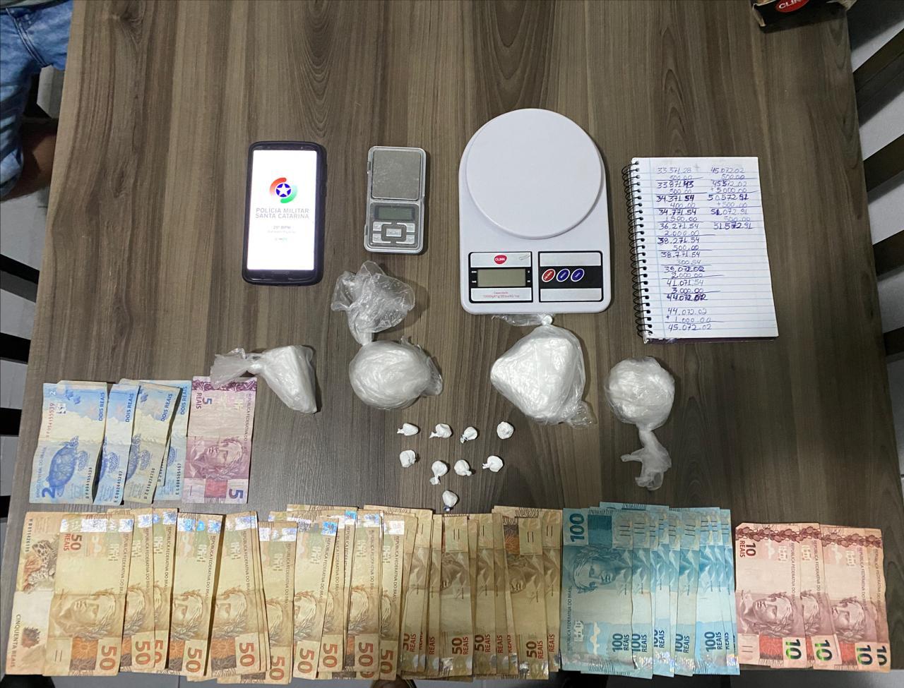 Balneário Piçarras: Homem de 44 anos é preso por tráfico de drogas no Centro da cidade