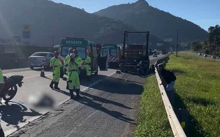 Acidente entre moto e caminhão mata duas pessoas na BR-101 em Balneário Camboriú