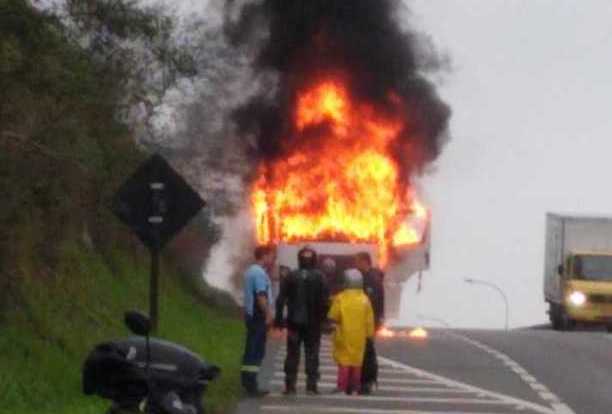 Balneário Piçarras: Fogo destrói cabine de caminhão da Trans Log na BR-101