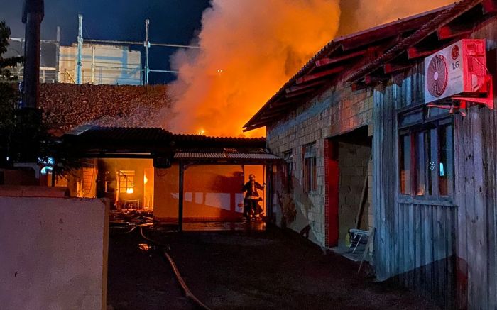 Incêndio destrói residência e fábrica de roupas em Ilhota