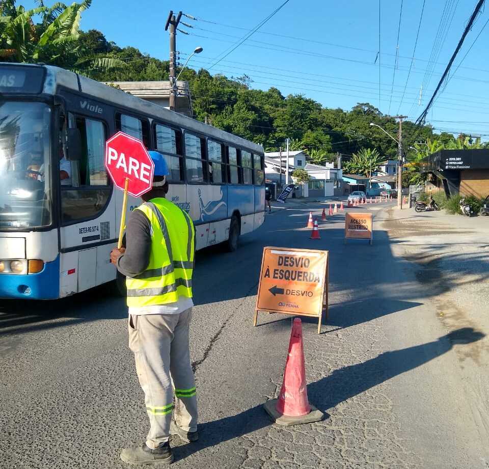 Obras da rede de esgoto em Penha terá sistema “siga e pare” nas ruas Timóteo Prefeito Flores e Júlia da Costa Flores