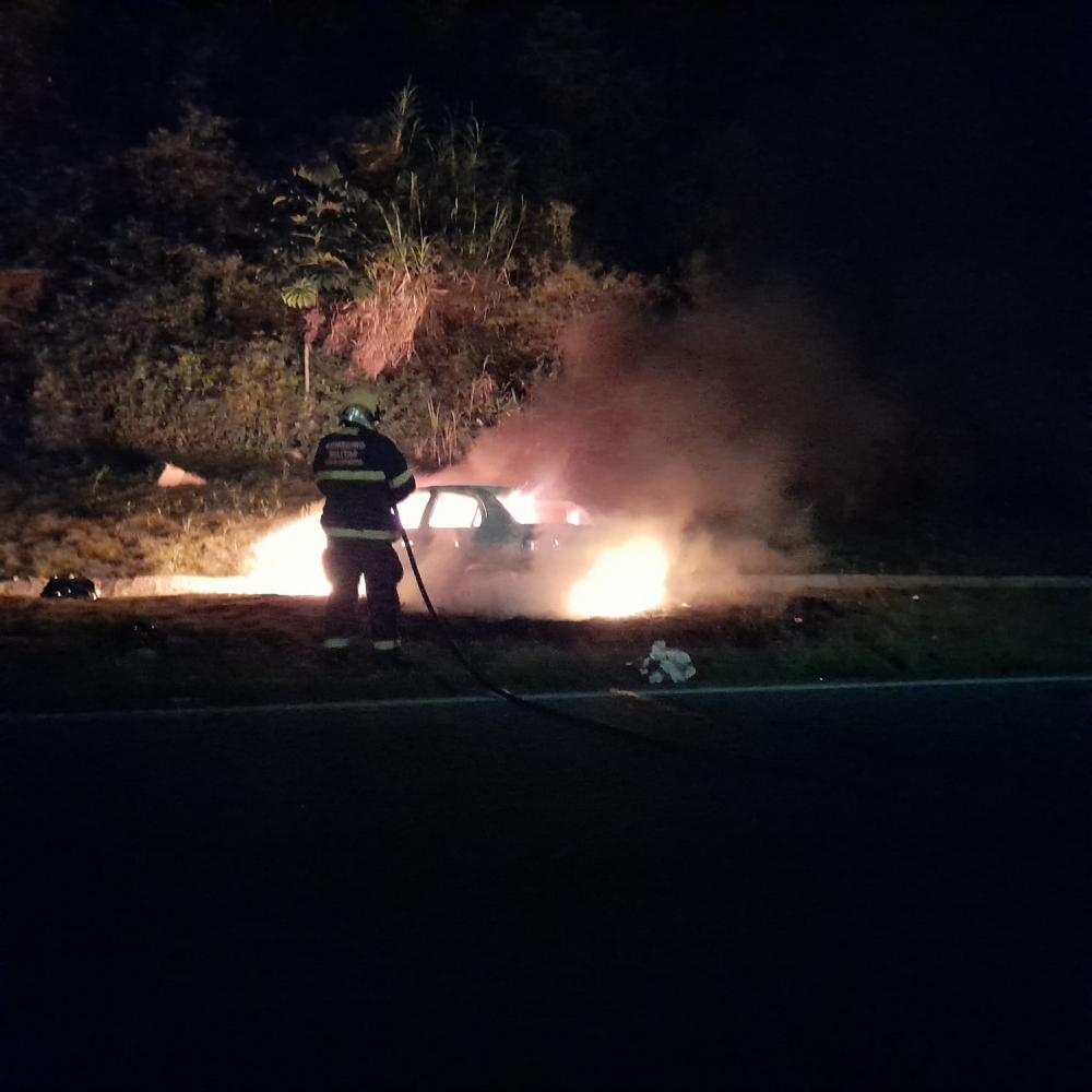 Carro incendiado e dois detidos após briga de trânsito na BR-470 em Navegantes