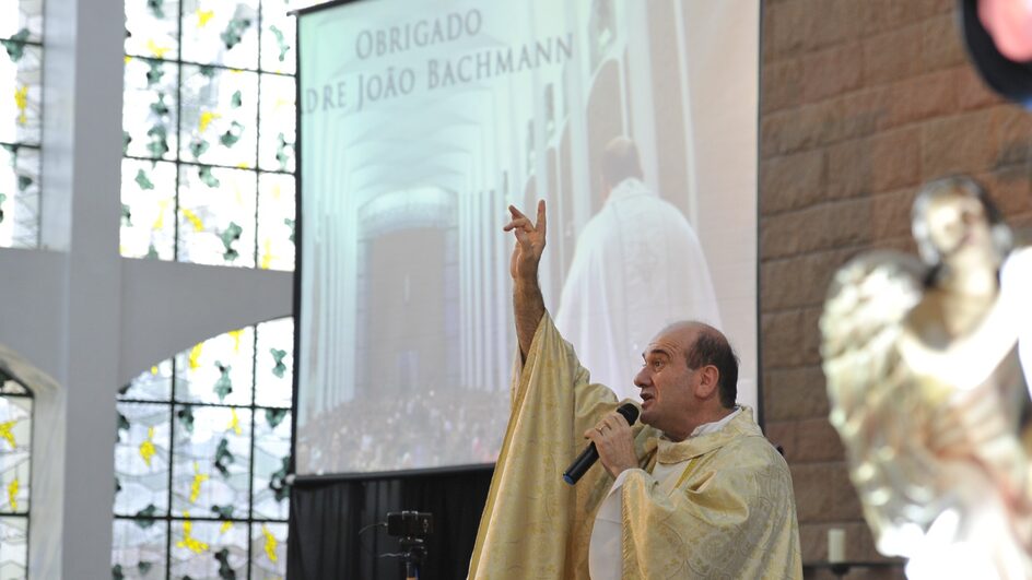 Padre João Bachmann é amarrado durante assalto a igreja em Indaial