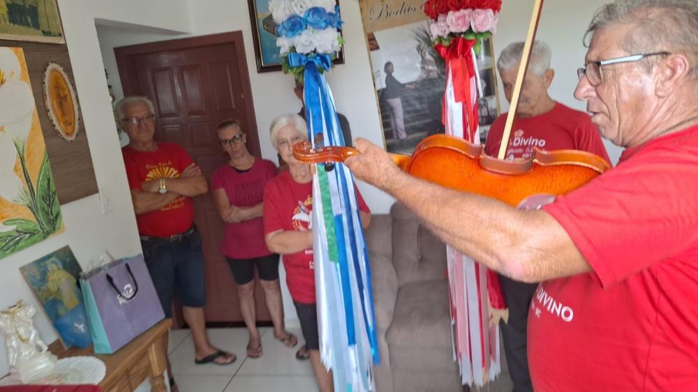 Cortejo do Divino Espírito Santo de Barra Velha inicia peregrinação