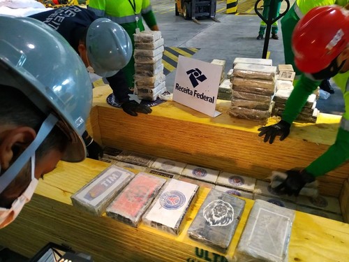 Receita Federal apreende 544 quilos de cocaína em carga de madeira no Porto de Itapoá