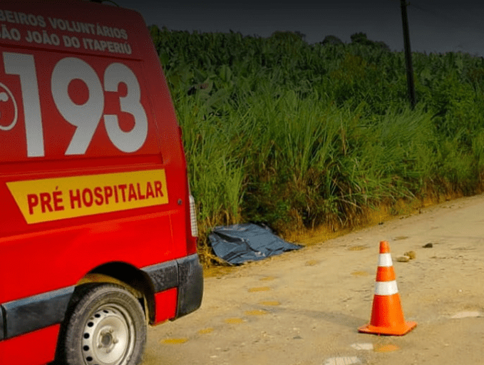 Corpo de homem com marcas de quatro tiros é encontrado na Estrada Geral de Santa Cruz em São João do Itaperiú