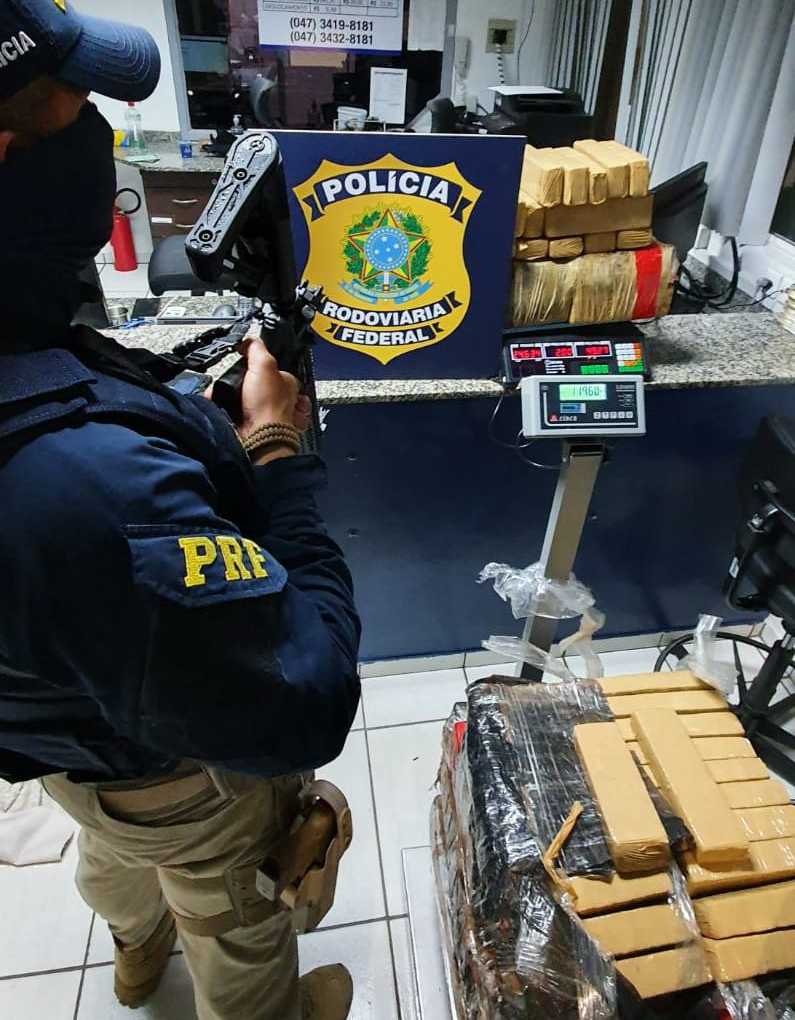 PRF apreende 145 quilos de maconha na BR-101 em Joinville
