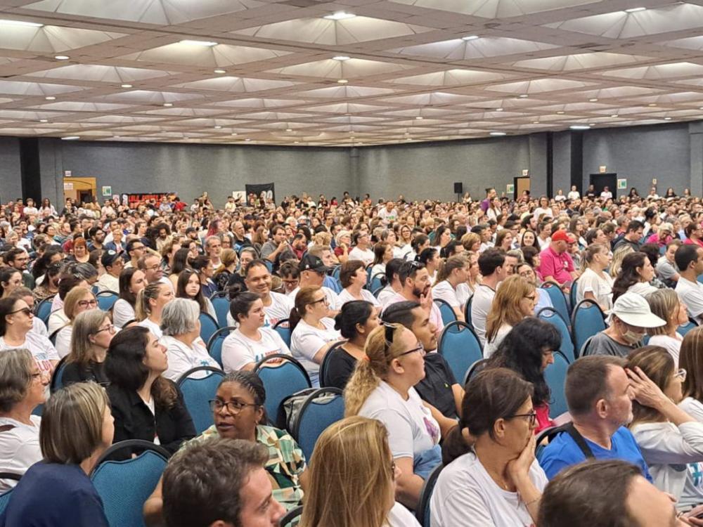 Professores estaduais ameaçam greve a partir de 23 de abril