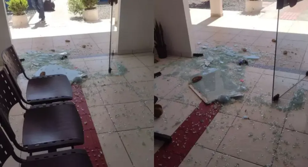 Barra Velha - Homem quebra a pedradas porta de vidro do Posto de Saúde de Pedras Brancas