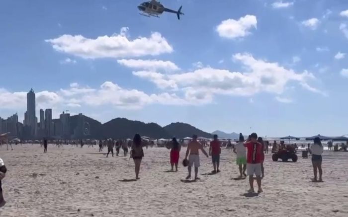 Helicóptero faz chover dinheiro na orla de Balneário Camboriú