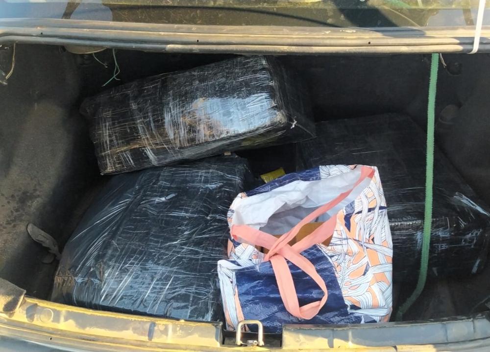 Barra Velha - PRF apreende 80 kg de maconha em porta-malas de carro na BR-101
