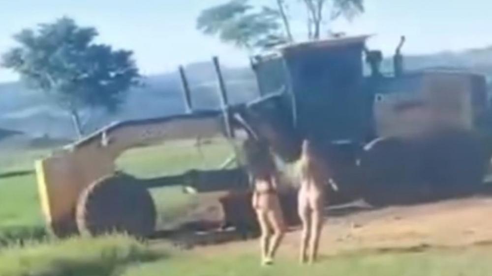 Patroleiros dão jeito na buraqueira de estradas de acesso a cabaré na cidade de Palmitos