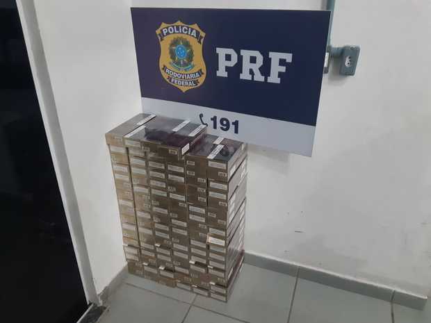 Duas mulheres são presas pela PRF com mil maços de cigarros contrabandeados do Paraguai