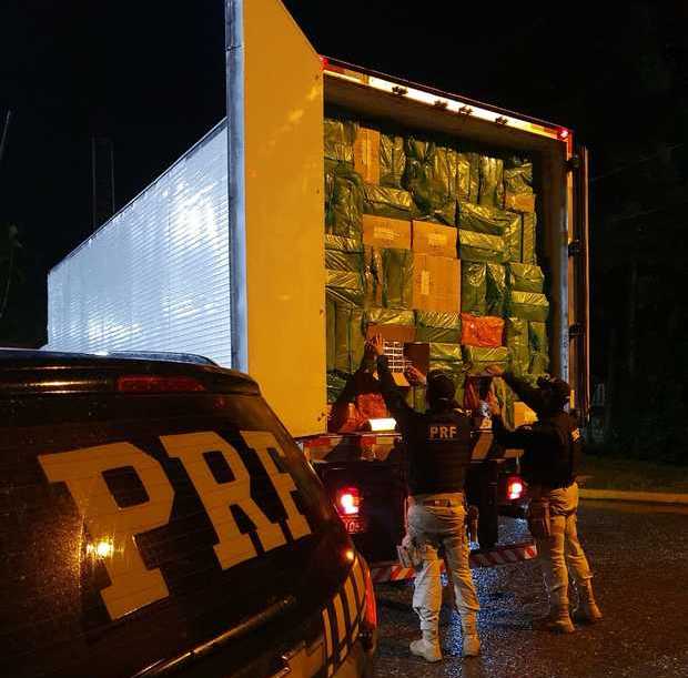 PRF apreende caminhão roubado com 350 mil maços de cigarros contrabandeados do Paraguai
