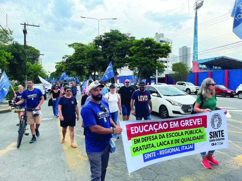 Governador de SC promete descontar os dias parados dos professores em greve