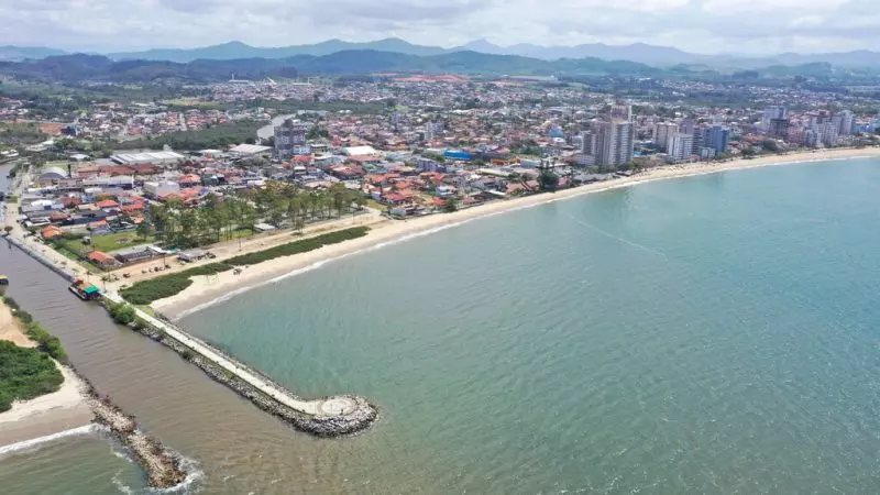 Balneário Piçarras lança edital milionário para alargamento da praia