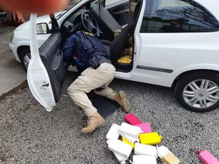 Polícia Rodoviária Federal apreende 42 quilos de pasta base de cocaína na BR-101 em Itapema
