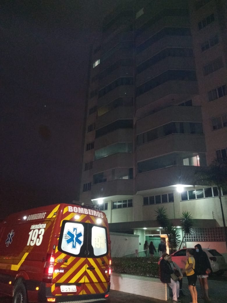 Incêndio destrói apartamento em residencial no Centro de Navegantes