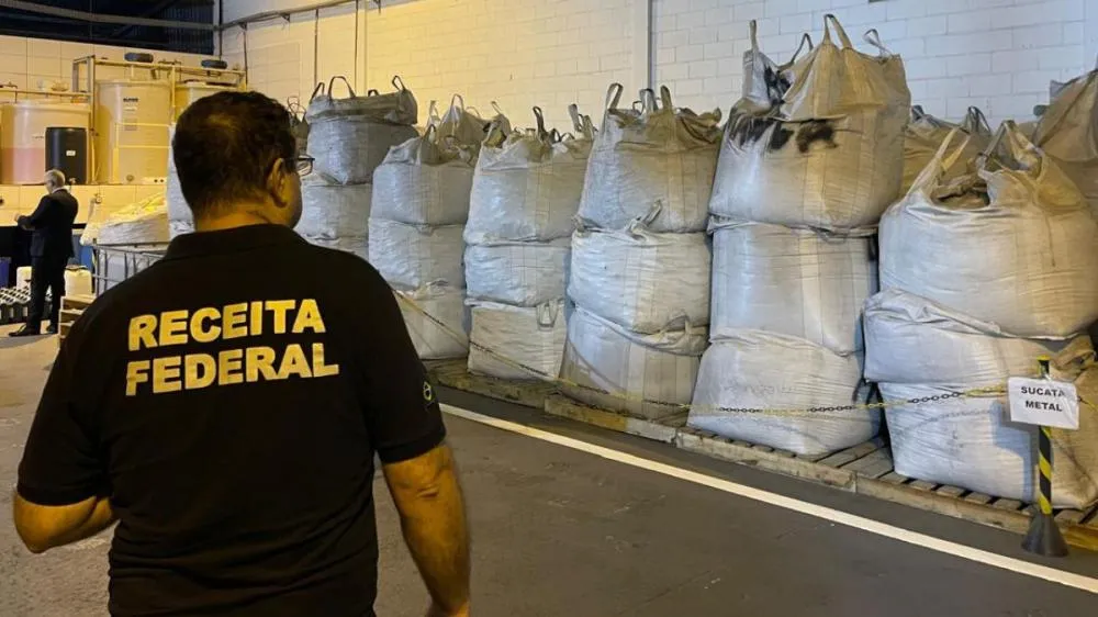 Receita Federal cumpre mandados em SC contra esquema que emitiu R$ 17 bi em notas fiscais falsas
