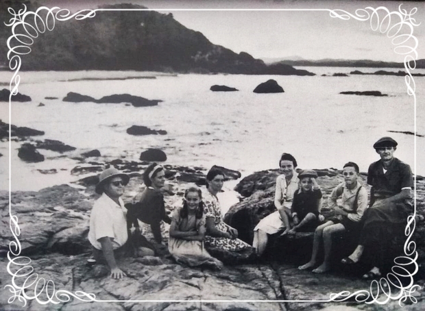 Fundação Municipal de Cultura de Penha recebe doação de foto histórica da praia Bacia da Vovó