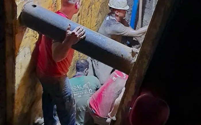 Penha - Trabalhador fica preso em vala de obra de adutora no bairro Gravatá